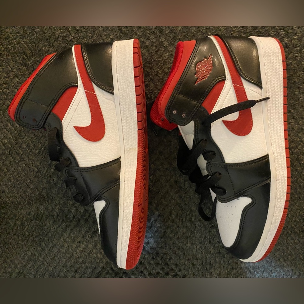 Jordan 1s red and black size 7